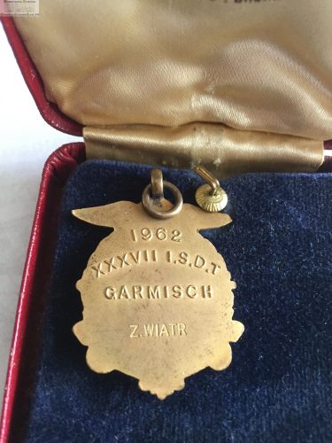 Złoty medal (rewers) pana Zenona Wiatra z pamiętnej sześciodniówki. Ze zbiorów pana Zenon Wiatra.